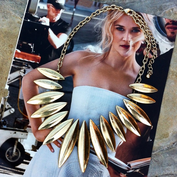 NWT Medallion Leaf Statement Necklace - Picture 2 of 4