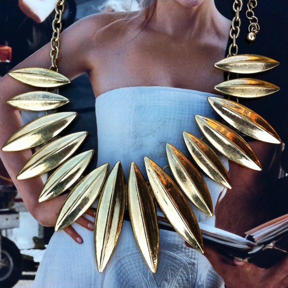 NWT Medallion Leaf Statement Necklace - Picture 3 of 4
