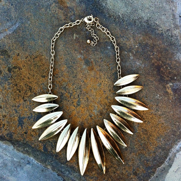 NWT Medallion Leaf Statement Necklace - Picture 4 of 4