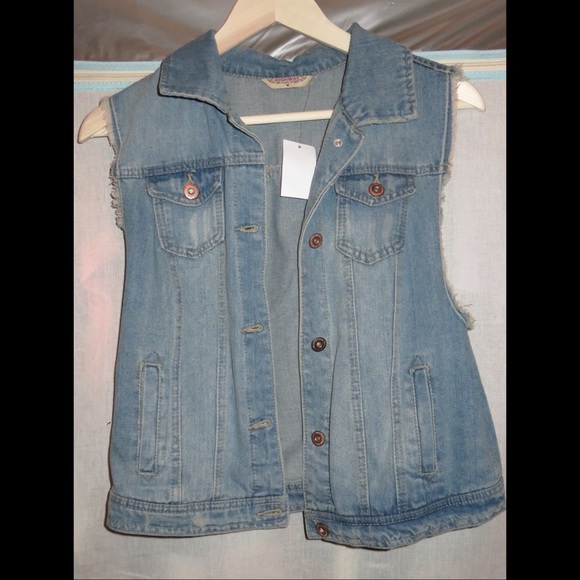 Charlotte Russe Jackets & Blazers - NWT Charlotte Russe sleeveless denim jacket
