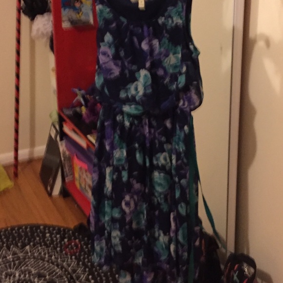 Selling a really cute blue floral dress!😄 - Picture 4 of 4