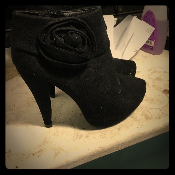 ON HOLD ✋🏽 Black heeled booties 👌🏽