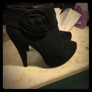 ON HOLD ✋🏽 Black heeled booties 👌🏽