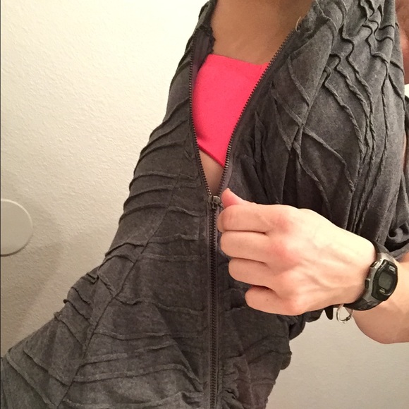 SOLD----- Tank top with zippers - Picture 3 of 4