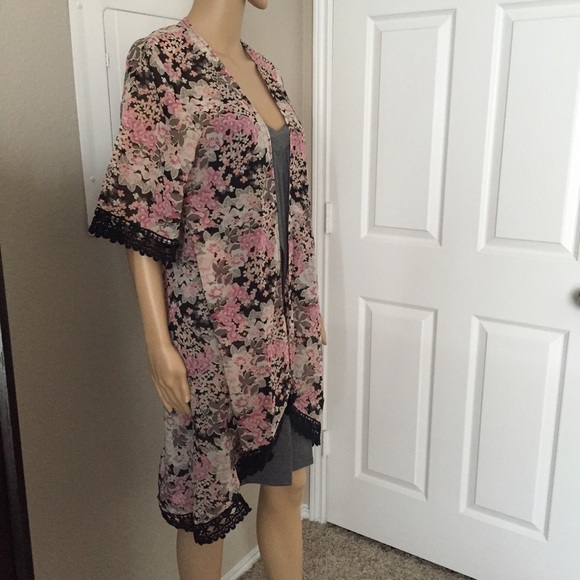 ⭐️ FIVE STAR RATED! MACY floral kimono - Picture 4 of 5