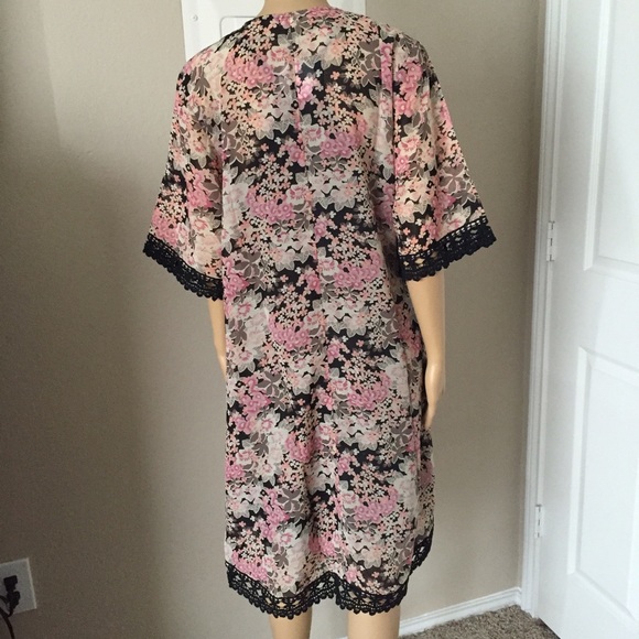 ⭐️ FIVE STAR RATED! MACY floral kimono - Picture 5 of 5