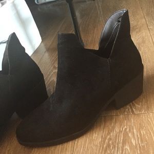 Black heeled boots