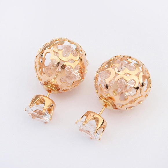 Jewelry - 💐HP💐White Exquisite Rhinestone Earrings