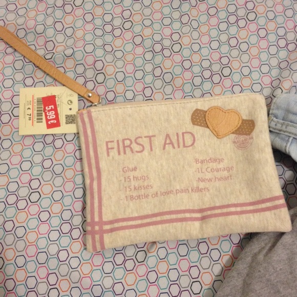 FIRST AID CLUTCH - Picture 2 of 3