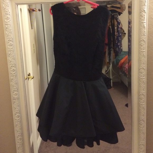 LF Dresses & Skirts - LF little black dress with open back