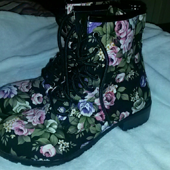 ADORABLE doc martin style combat boots