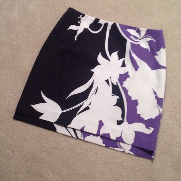 Gorgeous Tahari skirt. Size 6.