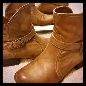 (SOLD) Tan ankle boots
