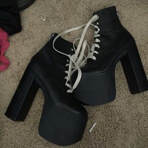 UNif Salem boot size 10