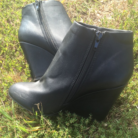 Forever 21 black booties sz 7