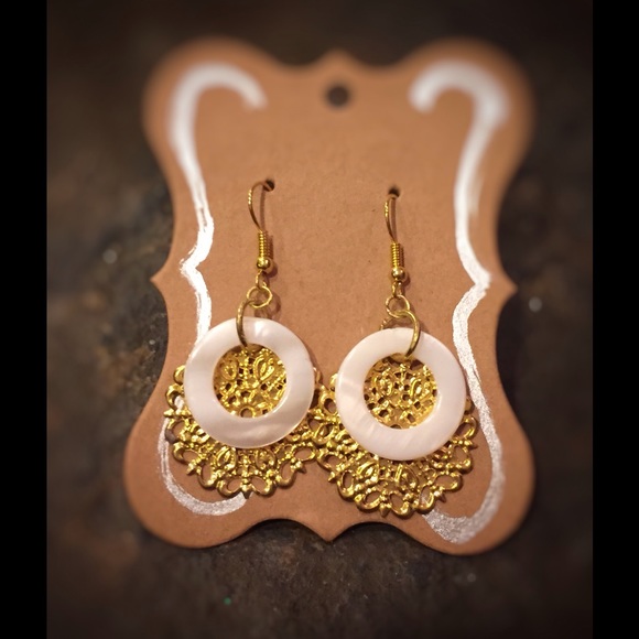 Trendy gold and seashell circle