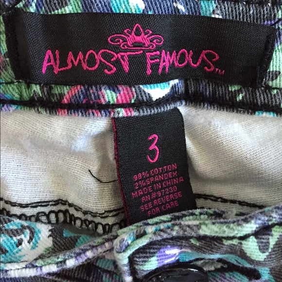 🚫Sold🚫Almost Famous rose print skinny jeans sz 3 - Picture 3 of 4