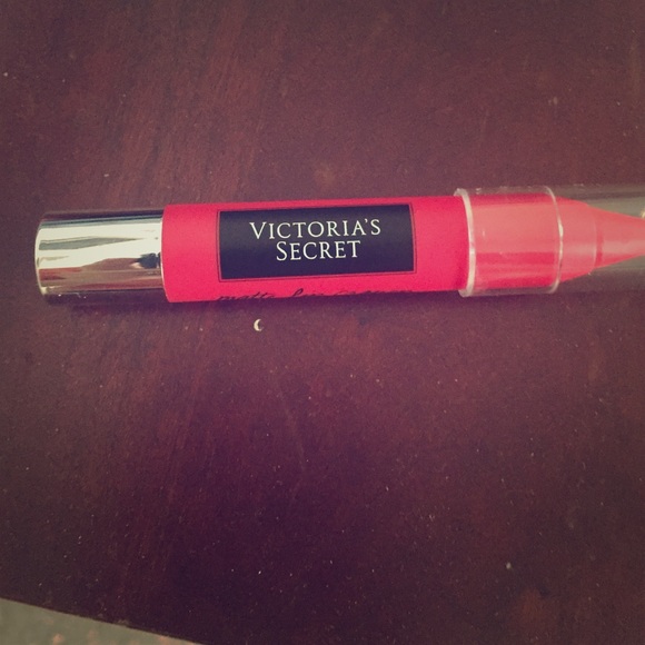 Victoria secrets red matte lip crayon