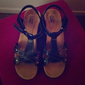 Clark's Hayla Flute Sandals. Color Black