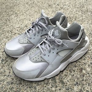 Nike Air Huaraches "Wolf Grey"