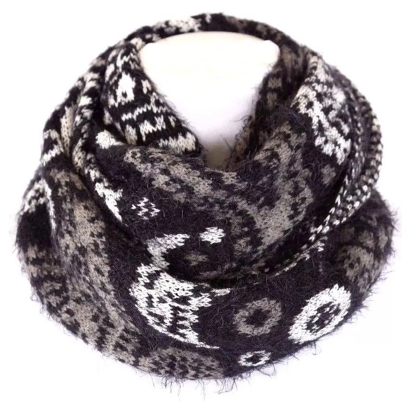 Reversible Black Paisley Scarf - Picture 4 of 4