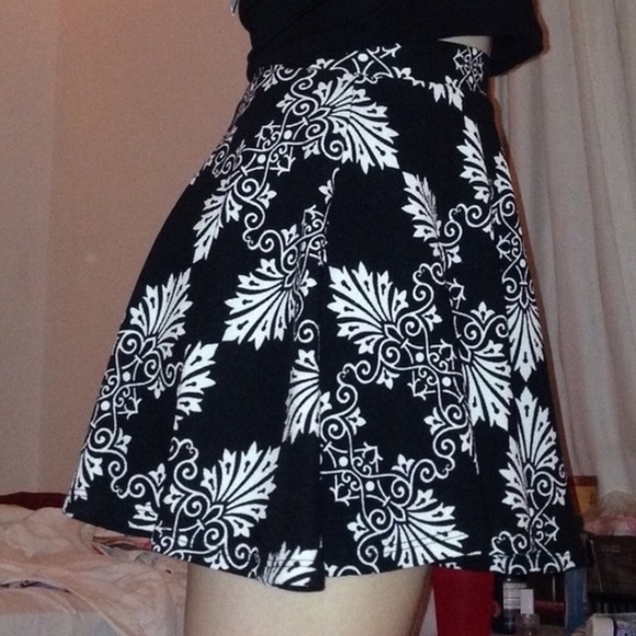Black and White Skater Skirt - Picture 2 of 3