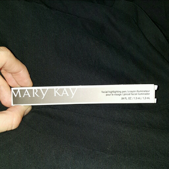 Facial highlighting pen