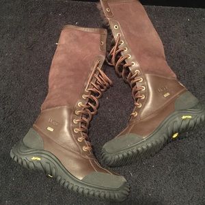 Woman Ugg Adirondack Boot