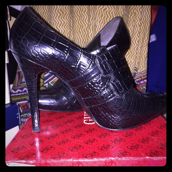 Guess heels low setting booties