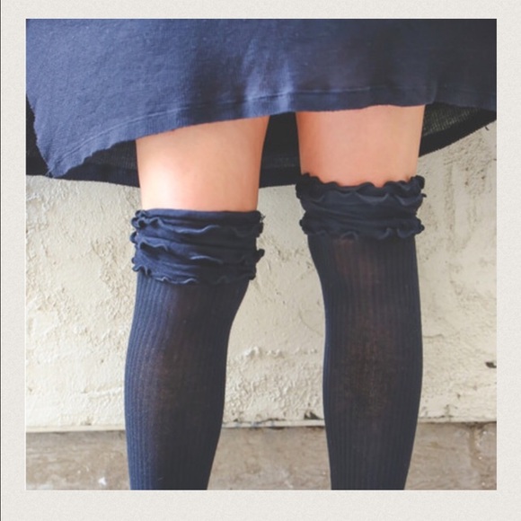 ‼️SOLD‼️Ruffled Knee High Socks Gray - Picture 3 of 3