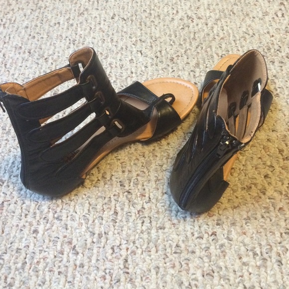 Sandals size 7 - Picture 2 of 2