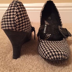 Houndstooth wedge heels