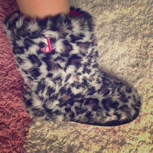Cheetah print black gray and white slippers