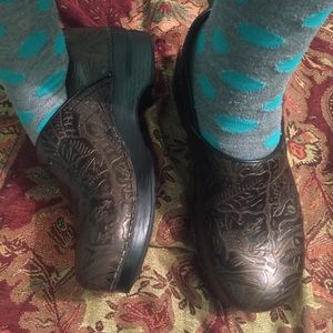 Brown tooled leather clog, stylish print! Size 41