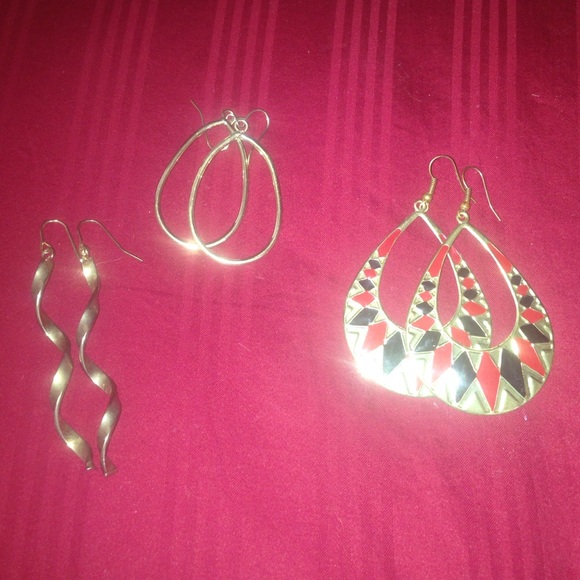 Set of 3! Gold earrings😍