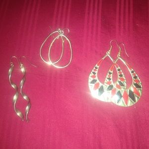 Set of 3! Gold earrings😍