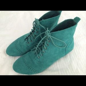 Traffic Green Tie Up Booties Size 9