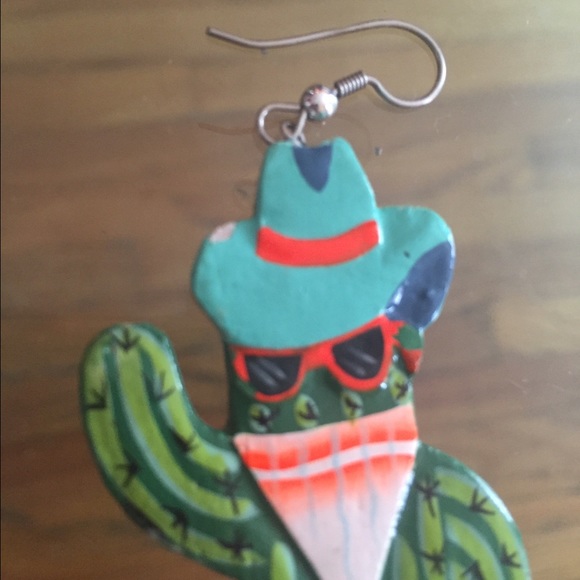 ⚡️SOLD⚡️French hook Cactus cowboy robber earrings - Picture 3 of 4