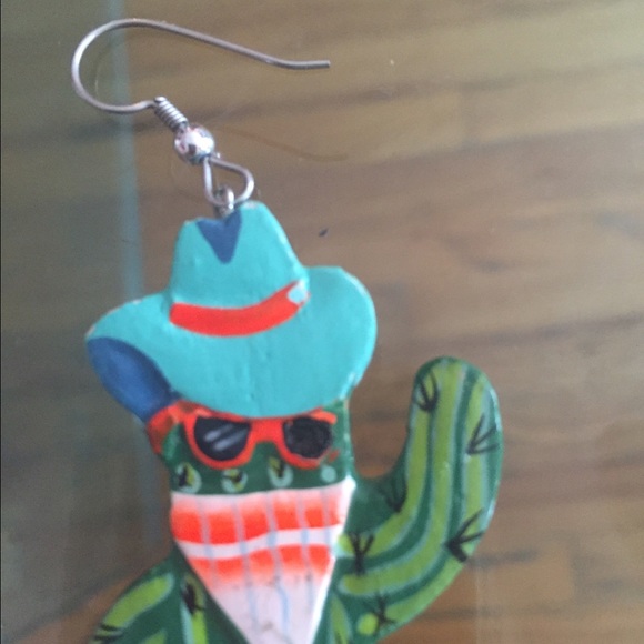⚡️SOLD⚡️French hook Cactus cowboy robber earrings - Picture 4 of 4
