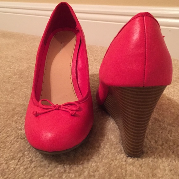 Red wedge heels 👠