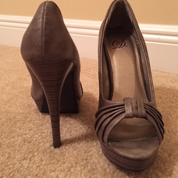 Grey peep toe heels 👠