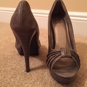 Grey peep toe heels 👠