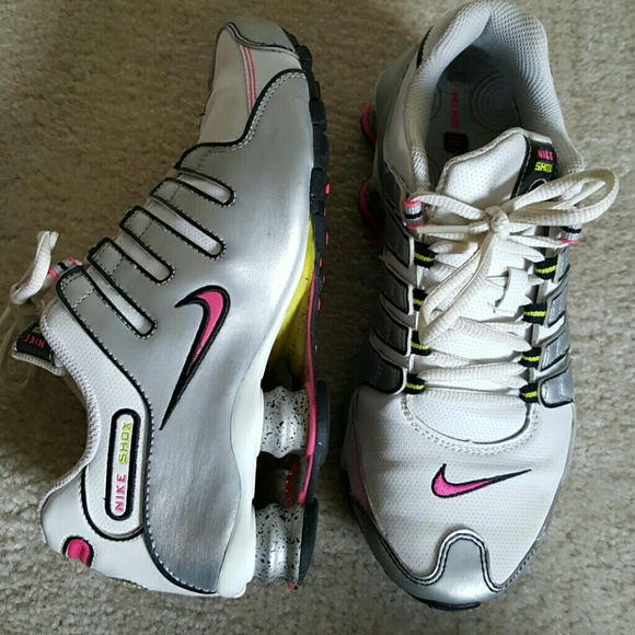 Pops of neon Nike shox ❌🚫SOLD❌🚫