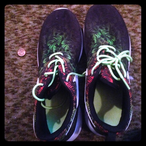 Nike Size 7y Roshe