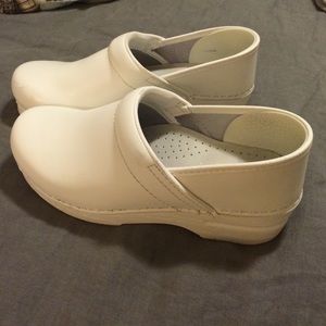 White dansko leather clogs in 38!