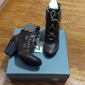 NWT Dr. Scholl's brown 3 inch boots
