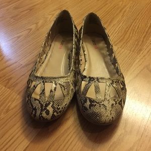 Size 8 just fab snake print flats.