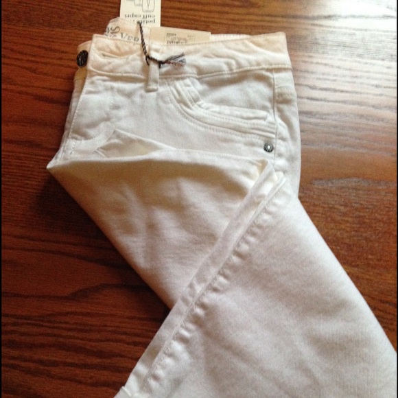 Simply Vera white Capri pants