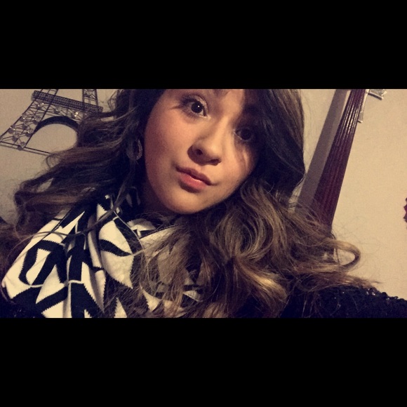 Meet your Posher, Tiffany Michelle - Picture 2 of 2