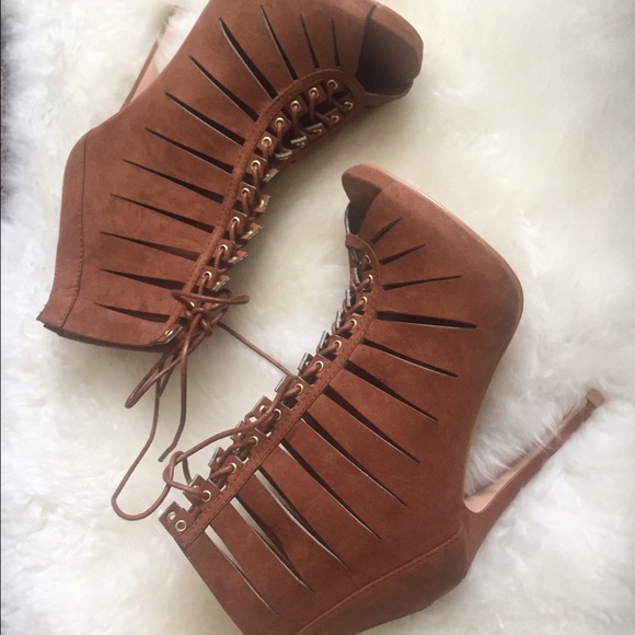 Laced up heel in TAN - Picture 2 of 4